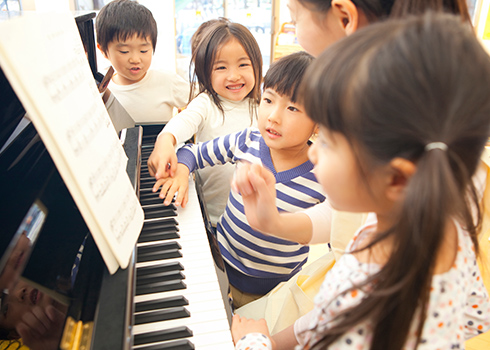 ピアノ演奏を体験する子どもたち