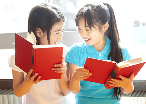 本を読む子どもたち